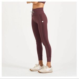Vuori daily sport leggings in Fig
